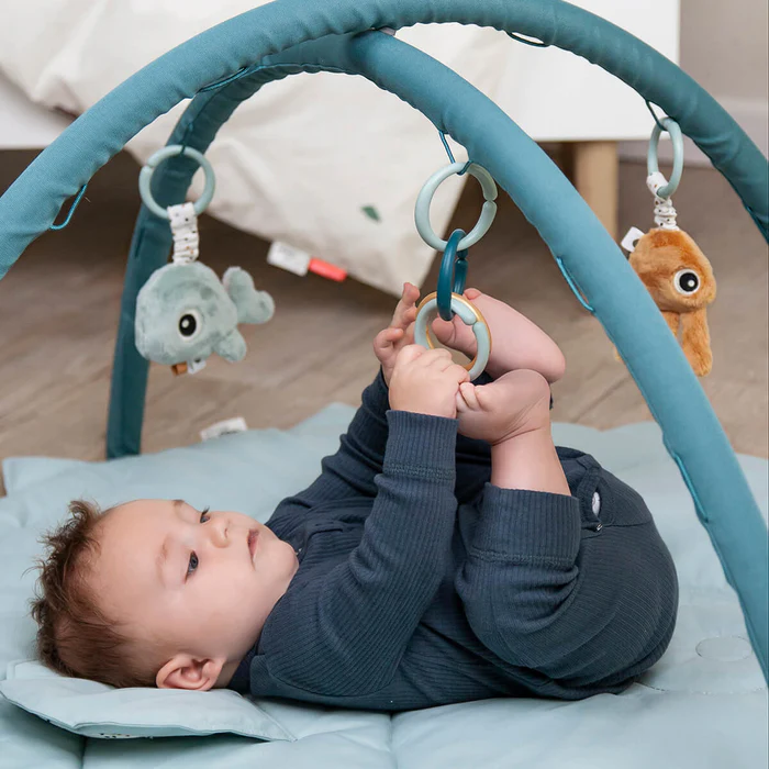 bebis som leker på babygym med havsdjur