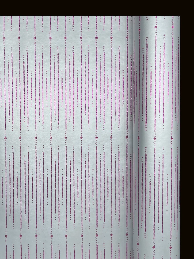 Presentpapper Glitter Randigt Med Prickar Rosa På Silver 70x