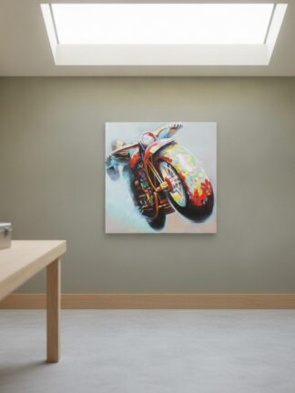 Motorcykel Big wheels — uppsatt i ett rum