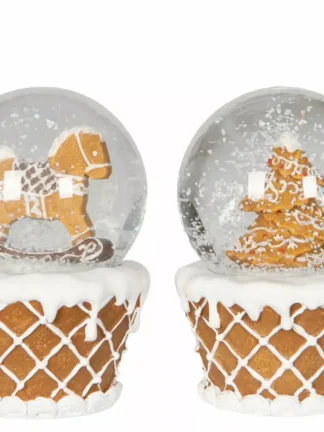Två snöglob pepparkaka i pepparkaksstil med vit dekor på basen; en med gunghäst och en med pepparkaksgran och snöeffekt i glaskuporna.