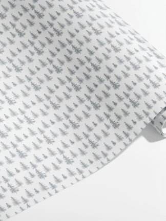 presentpapper med silvriga granar – vit kraftpapper 70x200 cm