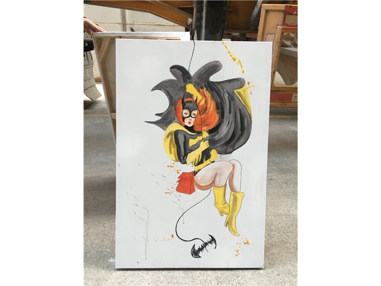 Superhero tavla 60x90 med målning av maskerad kvinna med rött hår, svart mantel och gula stövlar på vit bakgrund