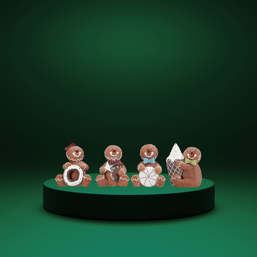 fem pepparkaksgubbe julpynt i form av små figurer på ett runt grönt podium mot mörkgrön bakgrund