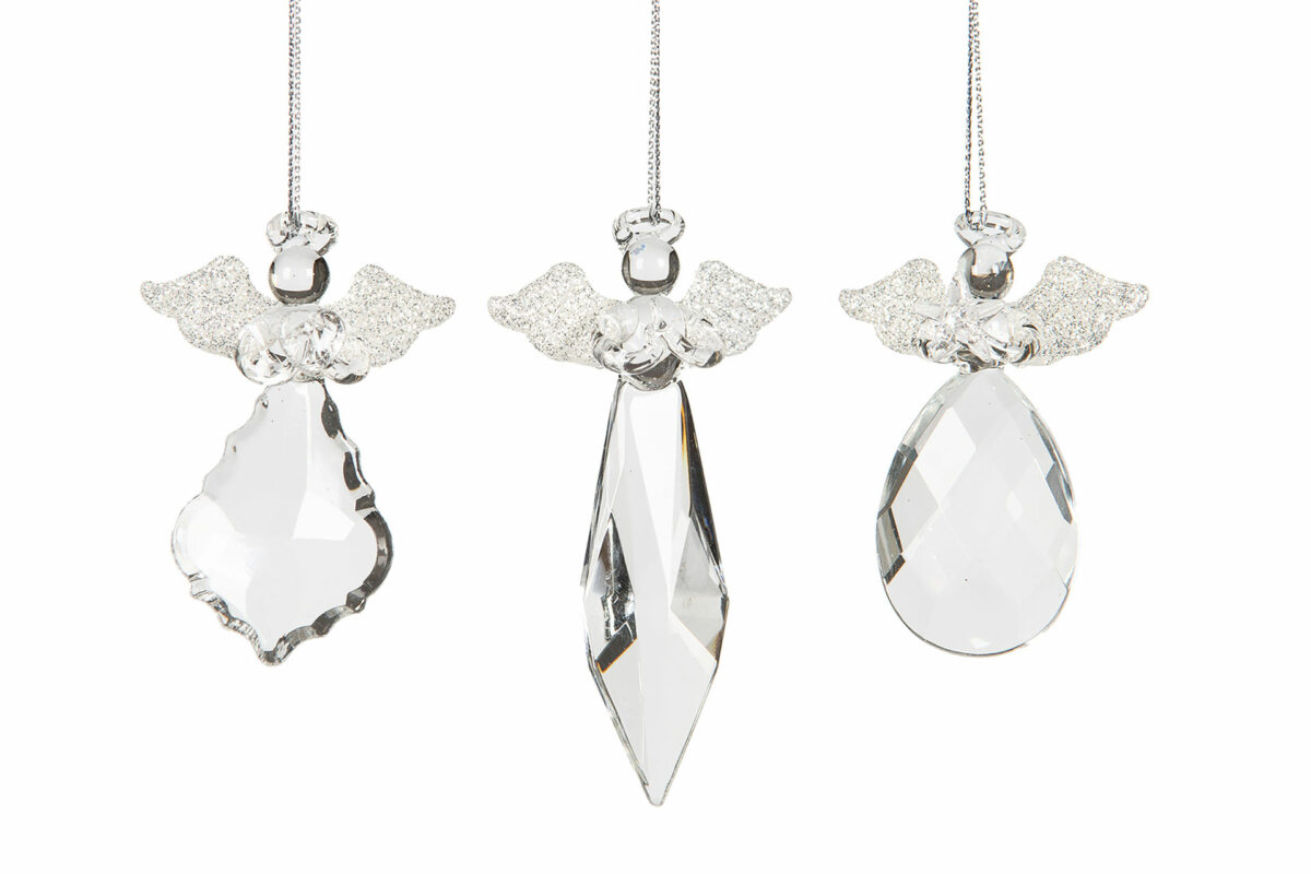 tre hängande glasängel kristall med olika slipade prismor, glittriga vingar och silverkedjor mot vit bakgrund