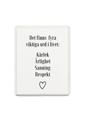 Vit trämagnet med text 'Det finns fyra viktiga ord i livet: Kärlek, Ärlighet, Sanning, Respekt' och ett svart hjärta