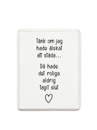 Vit trämagnet med svart text "Tänk om jag hade älskat att städa... Då hade det roliga aldrig tagit slut" och ett litet hjärta