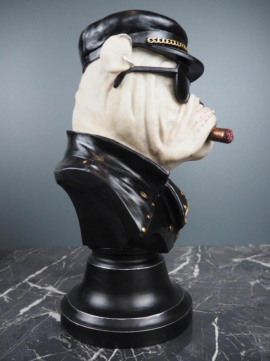 bulldogbyst i profil med svart keps, solglasögon och cigarr