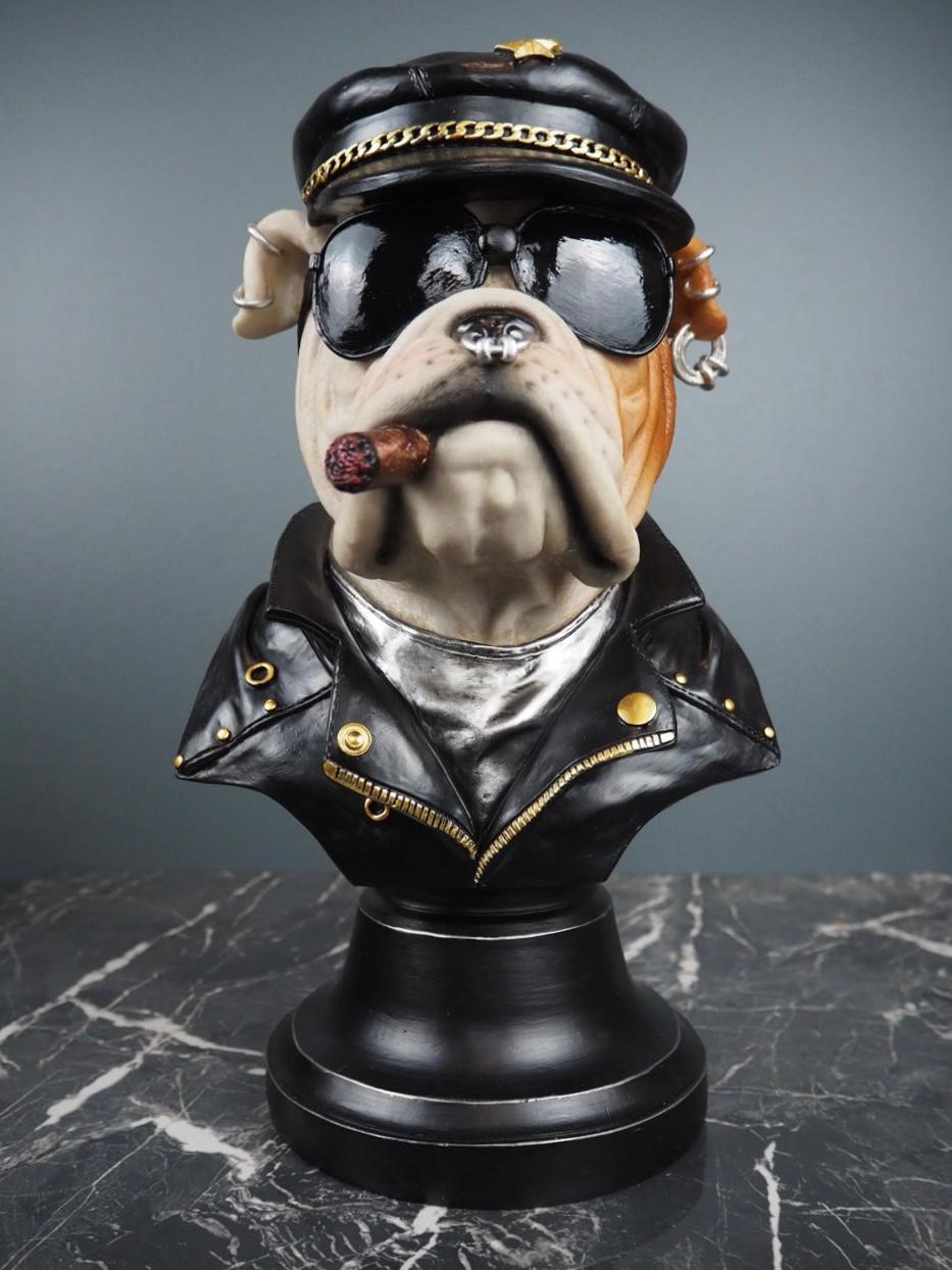 bulldogbyst framifrån med cigarr, solglasögon och svart skinnväst