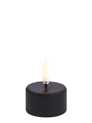 svart led värmeljus med timer på vit bakgrund med varm gul låga och mjuk skugga