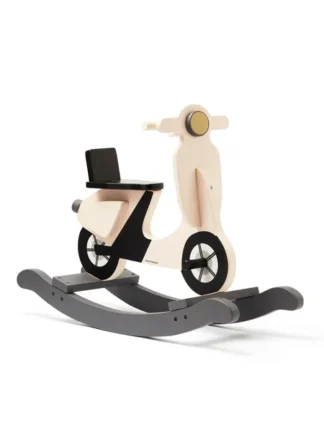 gungscooter ljusbeige på gråa gungbågar med svart sits och hjuldetaljer mot vit bakgrund