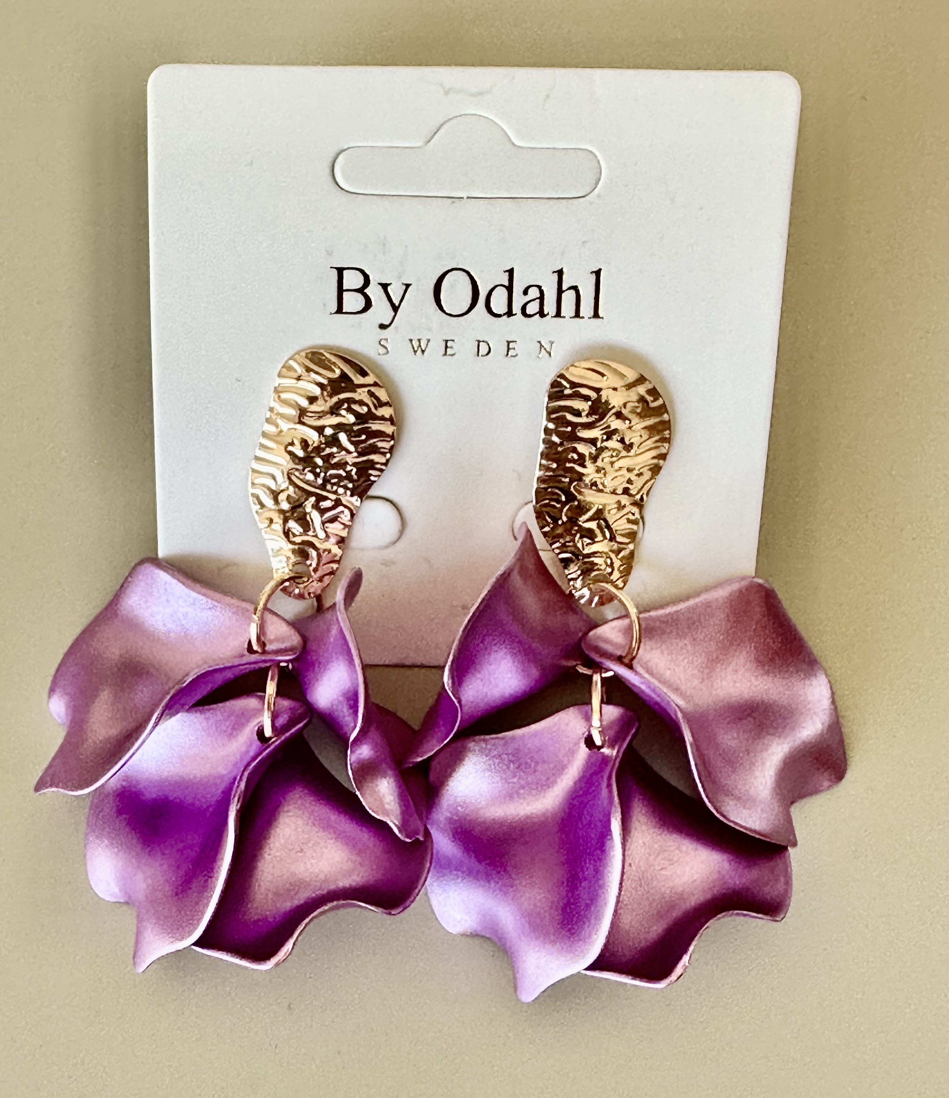örhängen löv silk lila hamrad 5cm