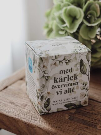 Majas Ljuslykta Med kärlek övervinner vi allt vit inkl. gåvobox 7x8cm
