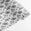 Presentpapper med blommor – svartvit kraftpapper 70x200 cm