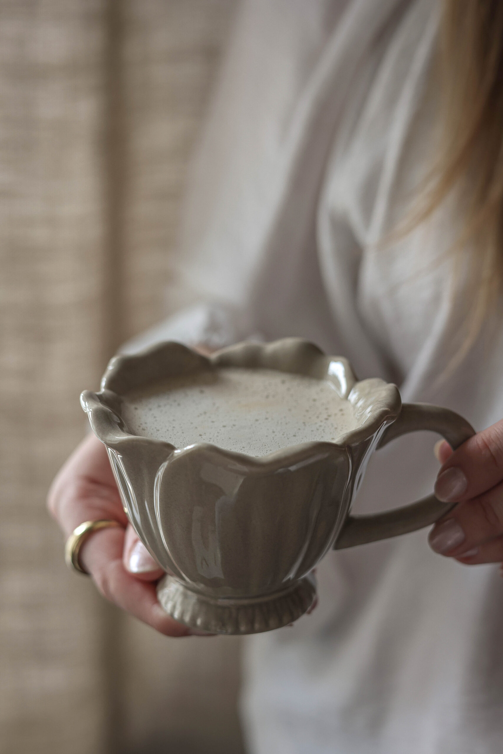 majas mugg mussla med blomstra-mönster i keramik