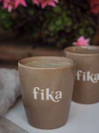 Detaljbild på Majas Mugg Fika med reaktiv glasyr