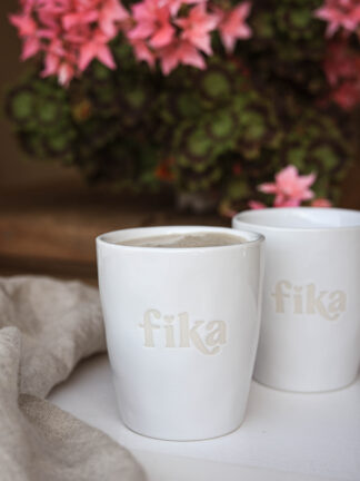 Detaljbild på Majas mugg fika vit med reaktiv glasyr