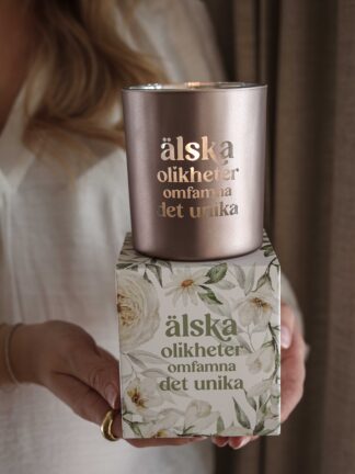 Närbild på Majas Ljuslykta med budskapet Älska Olikheter