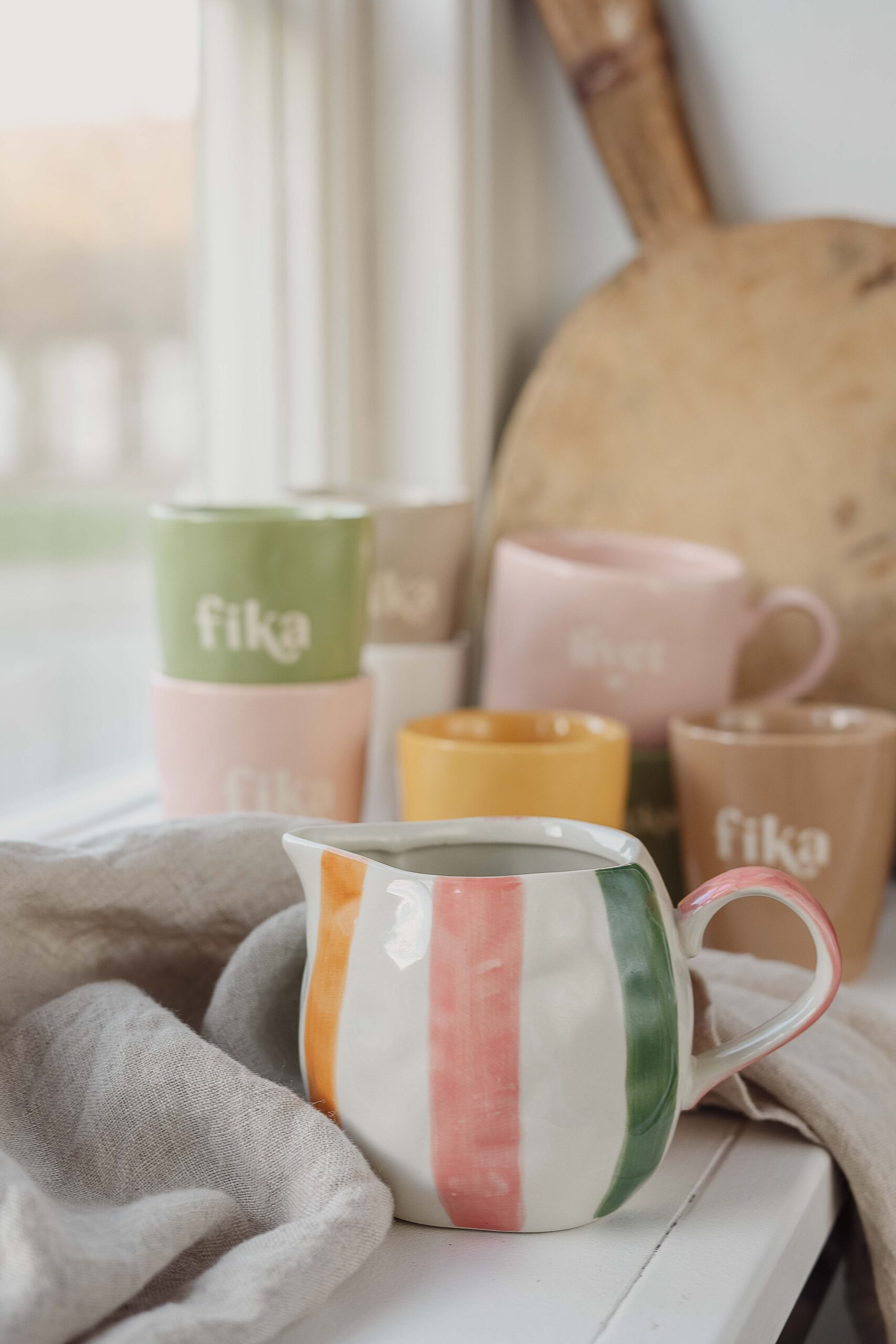 mjölkkanna rand majas cottage bredvid kopp och fat