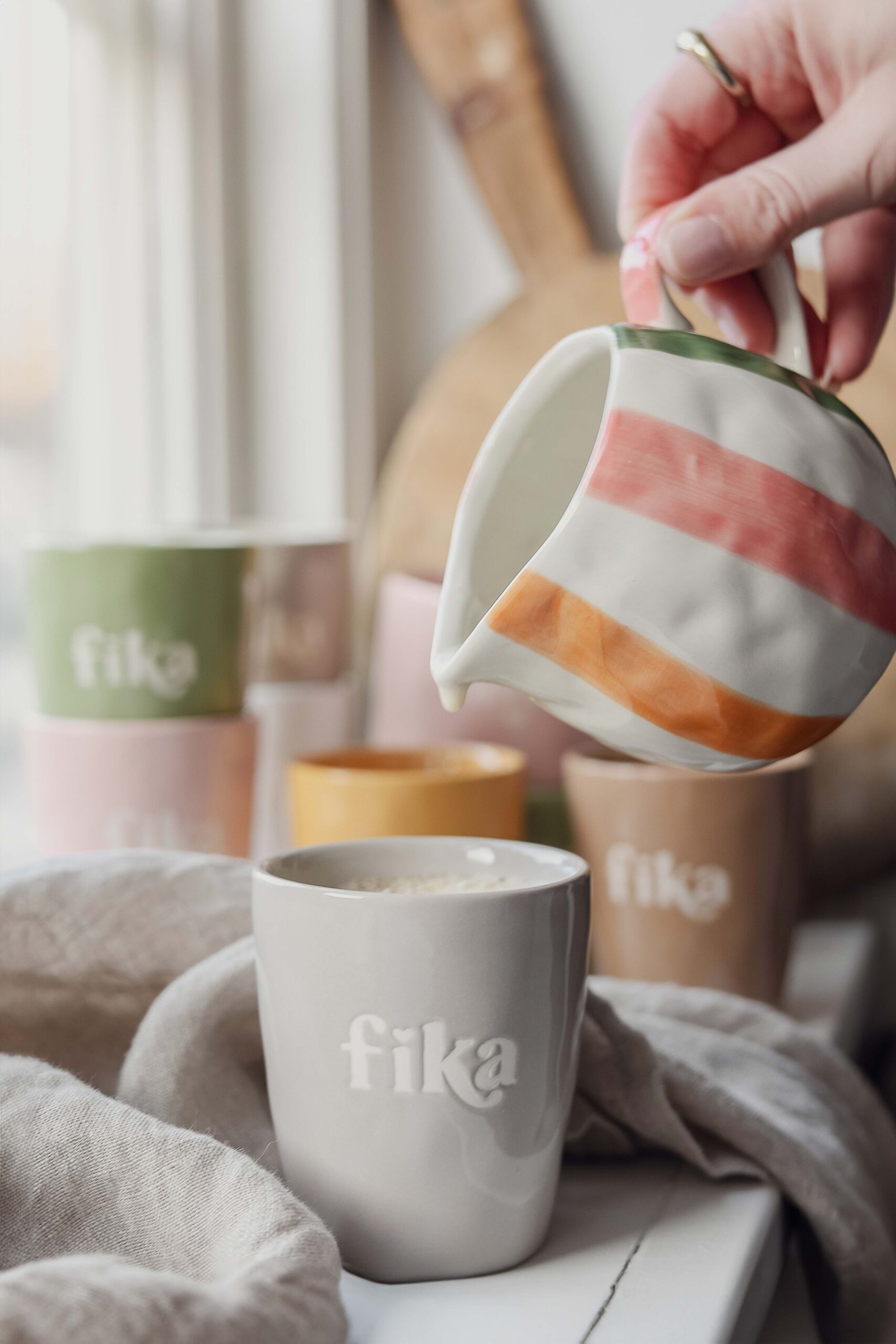 mjölkkanna rand med text om barncancerfonden