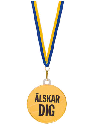 Chokladmedalj Älskar dig hängande i blått och gult band, rund gul medalj med svart text "Älskar DIG" mot vit bakgrund