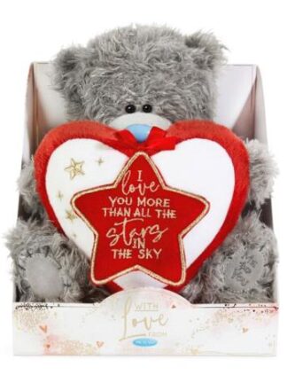 Grå fluffig Miranda-nalle med hjärta i rött och vitt som sitter i en presentask och håller en stjärna med kärleksbudskap