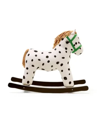 bild på gunghäst pippi i vitt med svarta prickar, brunt man och svans samt grönt huvudlag på mörkbruna gungskenor