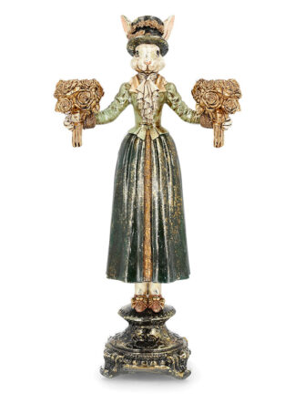 ljusstake fru kanin i grön klänning och höghatt som håller två dekorerade ljushållare