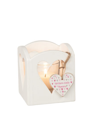 vit ljuslykta till mamma med hjärtformade utskärningar, tänt värmeljus i glas och hängande hjärta med texten världens bästa mamma