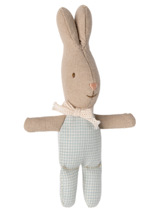 maileg kanin mini i beige med blå rutig overall och vit scarf på vit bakgrund
