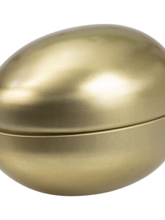 guldigt påskägg i metall med blank yta och synlig skarv mellan topp och botten, fotograferat mot vit bakgrund