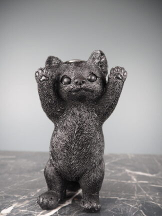 dekorativ ljusstake katt svart i form av en stående katt med uppsträckta tassar på marmorerad yta