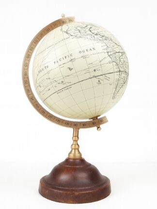 jordglob på fot i beige med tydliga kartdetaljer, guldfärgad meridian och rund brun fot