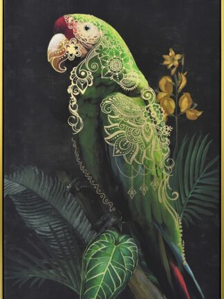 handmålad tavla papegoja med grön macaw prydd av dekorativa guldfärgade mönster, tropiska blad och gula blommor i en smal guldram
