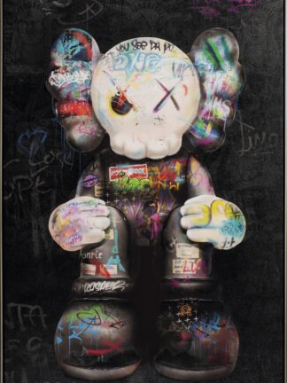 handmålad tavla mus föreställande en sittande figur med korslagda ögon och färgstarka graffiti-detaljer mot en mörk bakgrund i ram