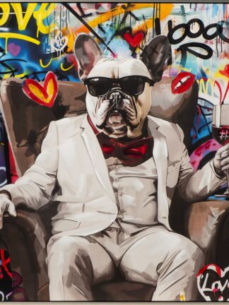 handmålad graffiti bulldog tavla med bulldog i vit kostym och röd fluga som sitter i en fåtölj och håller ett vinglas framför en färgstark graffiti-bakgrund.