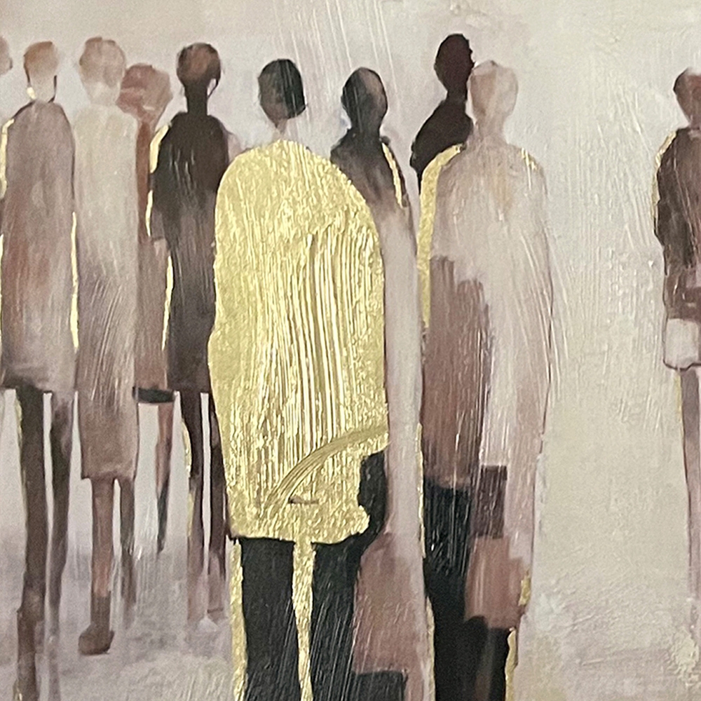 handmålad tavla med abstrakta människosiluetter i dämpade beige och bruna toner och en framträdande guldfärgad figur i förgrunden