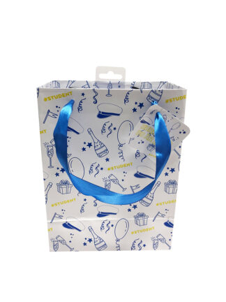 vit presentpåse student med blå studentmotiv, champagneflaskor, studentmössor och blå handtagsband