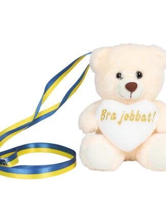 nalle skolavslutning beige nalle som håller ett vitt hjärta med texten 'Bra jobbat!' och ett blågult studentband