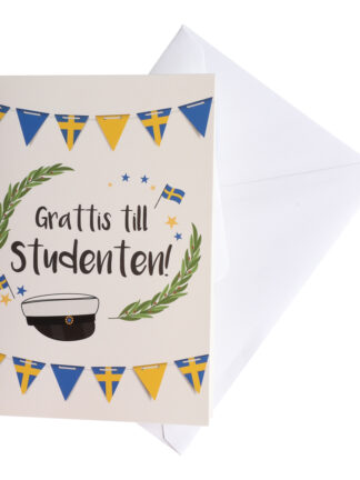 grattis till studenten kort med text, studentmössa, lagerkrans och blågula vimplar, framlagt med vitt kuvert
