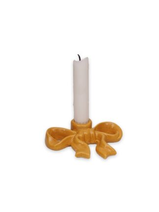 ljusstake rosett ockra i rosettform som håller ett vitt ljus