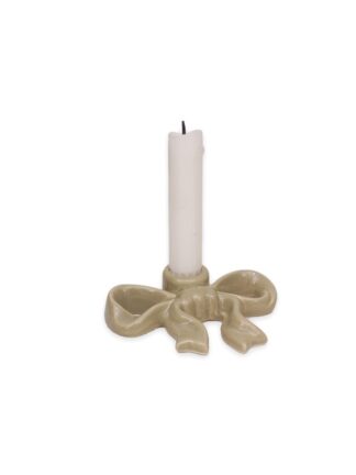 ljusstake rosett i sagefärg med vitt kronljus på vit bakgrund