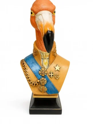 flamingo byst i dekorativ stil med orange huvud och svart näbb, iklädd ceremoniell uniform med blå sash och guldiga medaljer, fotograferad mot vit bakgrund.