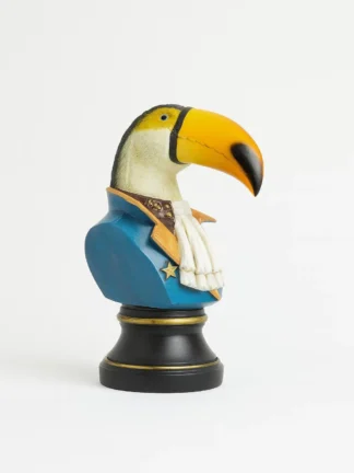 tukan byst i blå uniform med gul näbb, vit scarf och svart piedestal