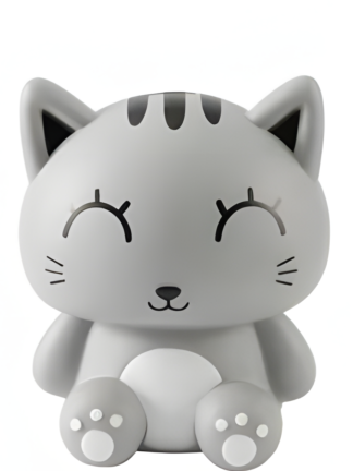 grå sparbössa katt barn i sittande pose med myntspringa på huvudet, stängda ögon och tassar fram