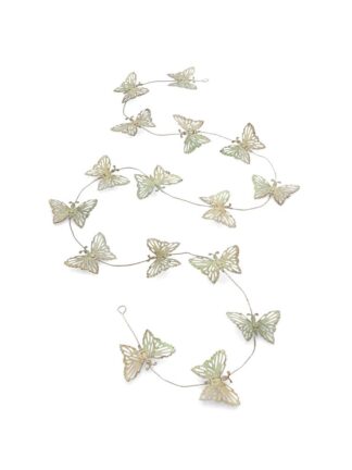 girlang fjärilar metall med gröna utskurna fjärilar på tunn tråd, upphängd mot vit bakgrund