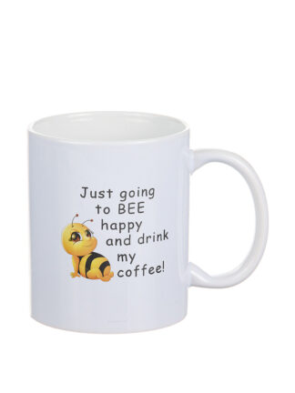 vit mugg med bi och text 'just going to bee happy and drink my coffee', sedd framifrån med handtaget åt höger