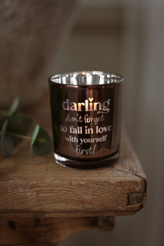 majas lykta darling – mörkbrun reflekterande glaslykta med texten 'darling don't forget to fall in love with yourself first' stående på ett träbord