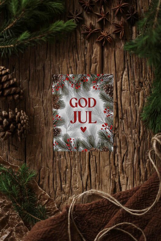 gåvokort med texten 'god jul' omgiven av granris, kottar och röda bär på en rustik träbakgrund — god julkort