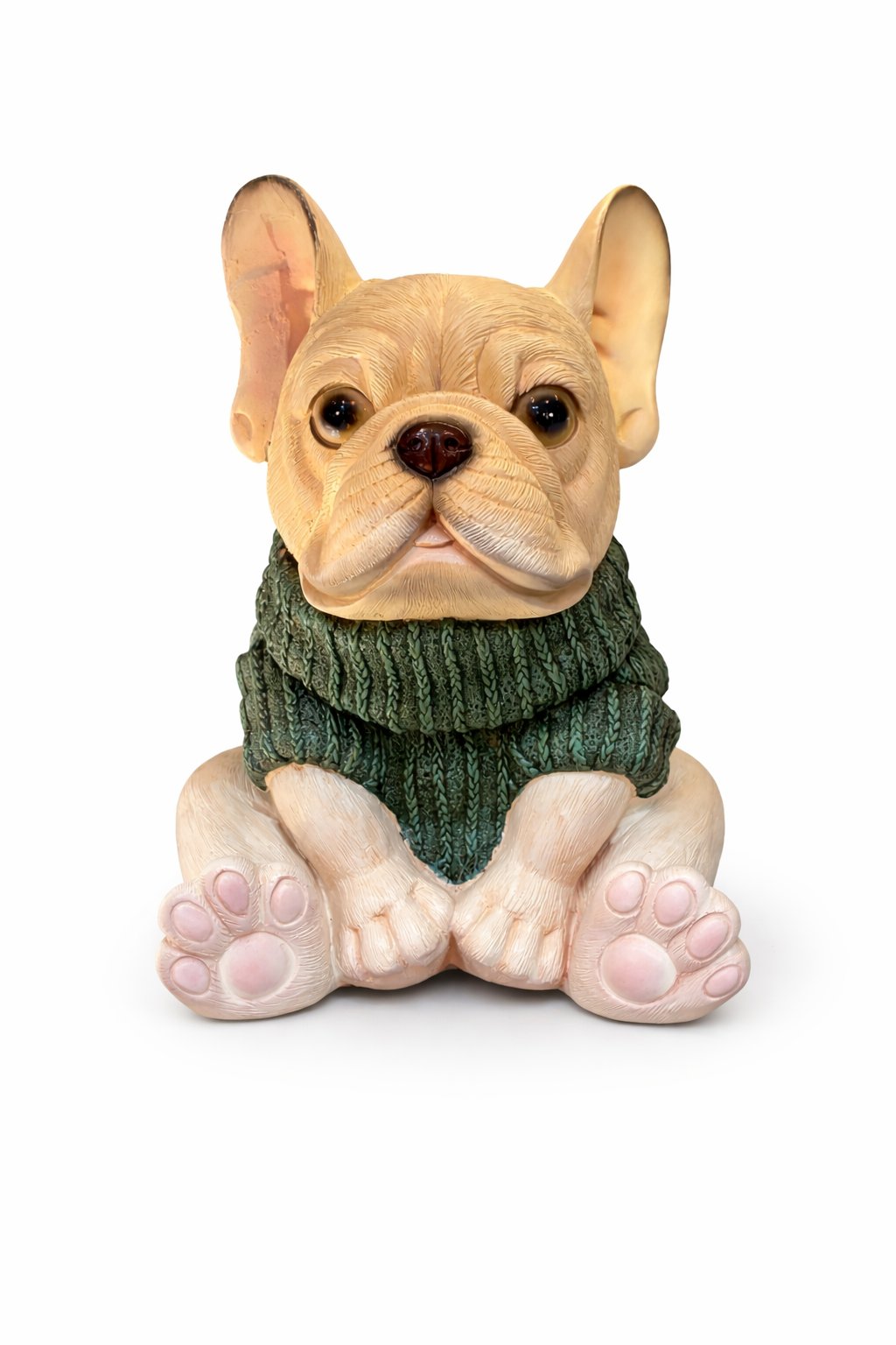 sittande hund i tröja – beige hundfigur sett framifrån med grön stickad tröja och synliga trampdynor