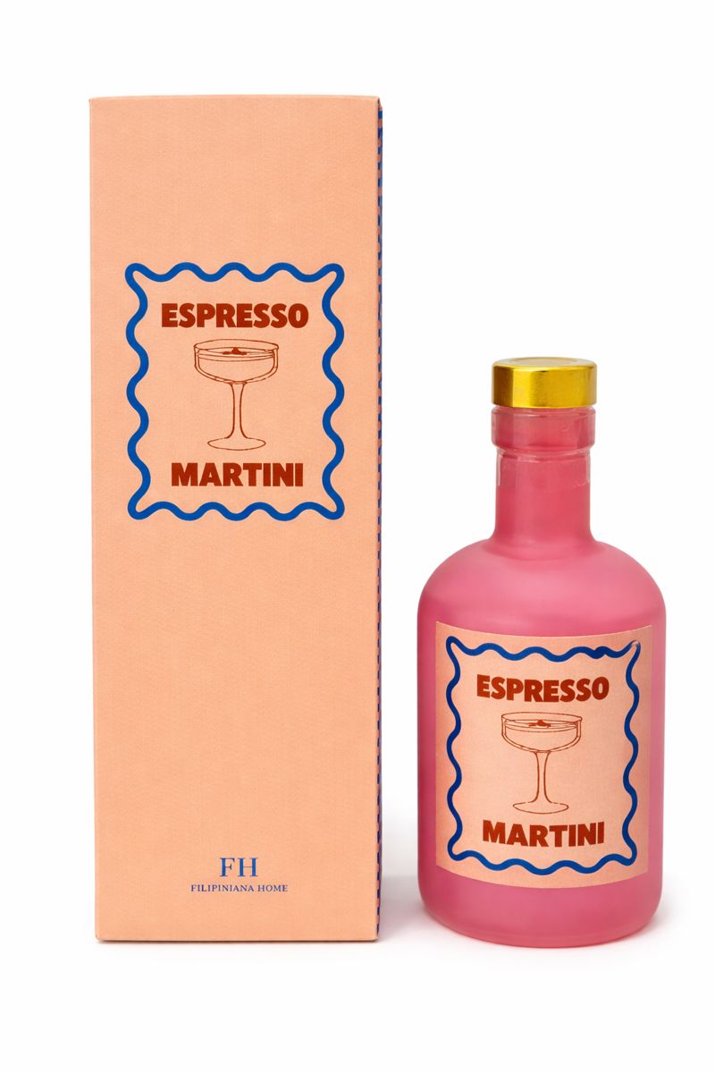doftpinnar espresso martini i rosa flaska med guldkork bredvid matchande aprikosfärgad förpackningsbox med etikett